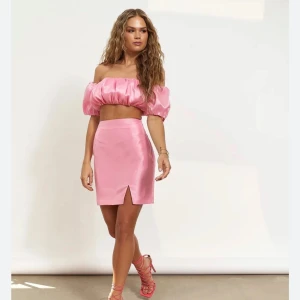 Hanna Schönberg x na-kd  - Set från Hanna Schönbergs kollektion med na-kd. Kjolen är storlek 40 (liten i storlek) har vanligtvis 36. Toppen är storlek 36 (normal i storlek). Inköpt för 520kr. Mitt pris 250kr för både kjol och topp. Köparen står för frakt😄