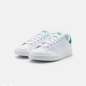 Stan Smith - Stan Smith skor, väl använda därav priset. Kom privat för egna bilder. Storlek 38 men passar en 38,5 lika bra!