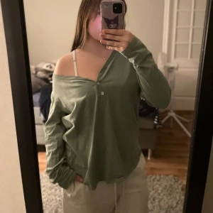 Tröja - super snygg tröja med sage grön färg. Tunn o skönt material. Saknar en knapp längst upp.