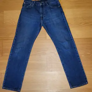 Mörkblåa Levi's 551 jeans. W32/L34, regular/loose nästan baggy fit. Jag är 187 cm och har rätt så breda ben så den kommer se mer baggy ut om du har smalare ben samt kortare längd. Jeansen är nya, köpta för cirka en månad sen, så kvaliteten är som ny!