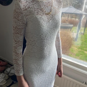 Vit klänning  - En superfin sommar klänning som kan vara perfekt till skolavslutningen💕 Aldrig använd, endast testad