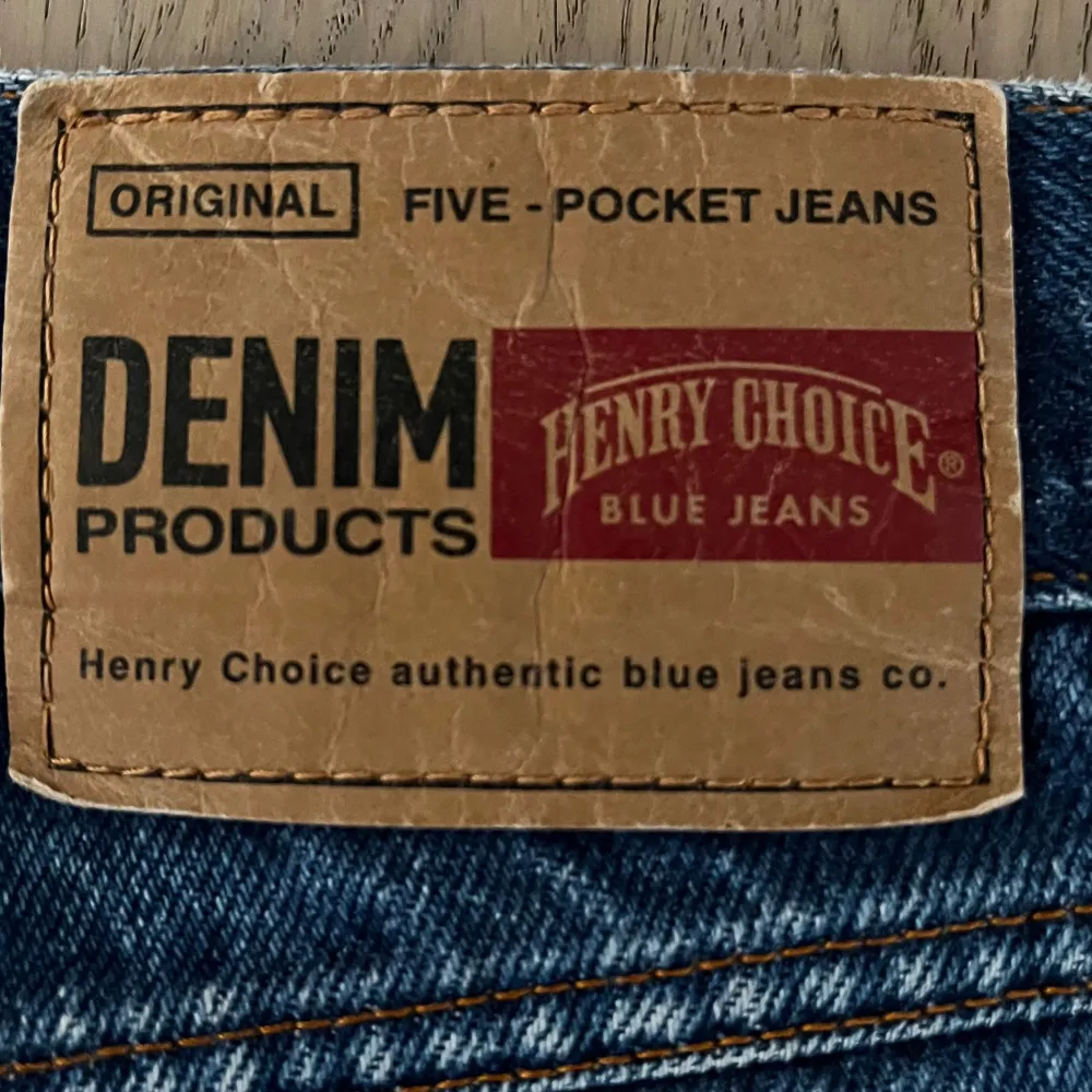 Ett par tvär coola Baggy Henry choice jeans som är i riktigt gott skick Jag är 185 skulle rekommendera någon runt 175+ då de blir mer baggy Midja=44cm Total benlängd=98cm. Farkut & Housut.