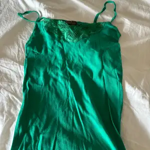 Ett grönt somrigt linne från pieces 💗Står inte storleken på men passar XS och S