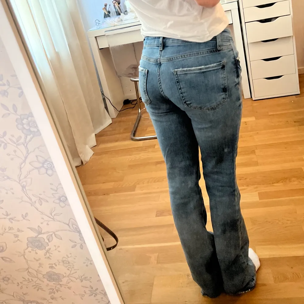 Supersnygga Lågmidjade jeans från zara en av deras första Lågmidjade jeans modeller  Midjemått: 33 cm Innerbenslängd: 78 cm. Jeans & Byxor.