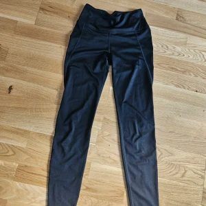 Träningstights - Säljer dess träningstights från HM, de är i storlek S och är väldigt stretchiga! De ligger och dammsr i min garderob, så passar på att lägga upp här!