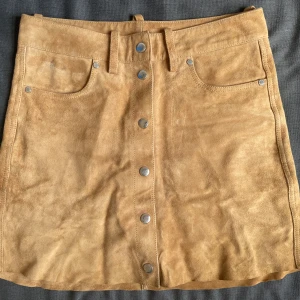 Mockakjol Mads Nørgaard  - Fin ljusbrun mockakjol från Mads Nørgaard. Har lite tecken på användning, se fläck på bild två. I övrigt i fint skick! Storlek 36.