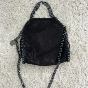 Stella McCartney liknande väska  - Så fin Stella liknande väska, säljer då jag har för mycket väskor. Vill du köpa trycker du på köp nu, jag postar inom 24h