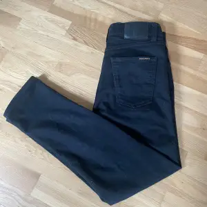 Hej, säljer mina Nudie Jeans i storlek 30/30. Modellen på jeansen är Steady Eddie alltså SLIM FIT. Jeansen är i mycket bra skick och har inga defekter. Just nu säljer jag dem för 399kr! Hör av er vid minsta lilla fundering👍