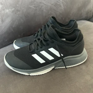 Adidas skor - Adidas skor som är helt nya. Skorna är väldigt bekväma och perfekta allväders skor. Storlek 44