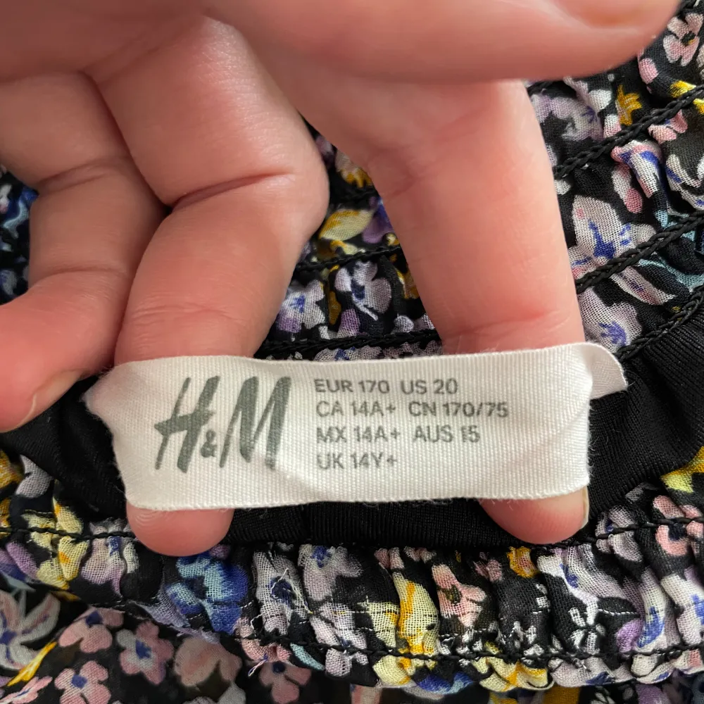 Jätte fin volang kjol från H&M. Har använts mycke men har tröttnat på den bara. Finns inga defekter. . Kjolar.