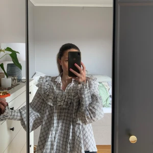 Puffblus  - Säljer denna fina volangblus i strl 36. Endast använd ett fåtal gånger. Perfekt både till fest och vardags❤️