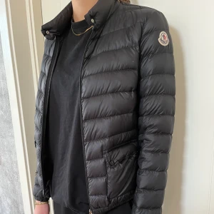 Moncler jacka - Säljer nu min moncler jacka då den är för liten för mig. Köpt på Moncler i Stockholm. Jackan kostar nu 11 200 på Monclers hemsida. Använd men i bra skick inga skador eller defekter. Färg Night Blue. Skriv för frågor eller fler bilder.