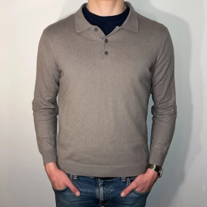 Massimo Dutti Piké - Långärmad piké i nyskick. Storlek L men passar även M. Jag är 191