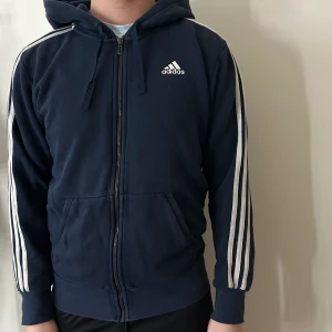 Mörkblå adidas hoodie  - Hoddie är i ett jättefint skick för att ha varit använd flertal gånger! Frakten ingår i priset!