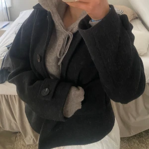 Kappa/kort vår jacka - Super fin jacka ifrån lager 157 i mörkgrå/svart färg 💗