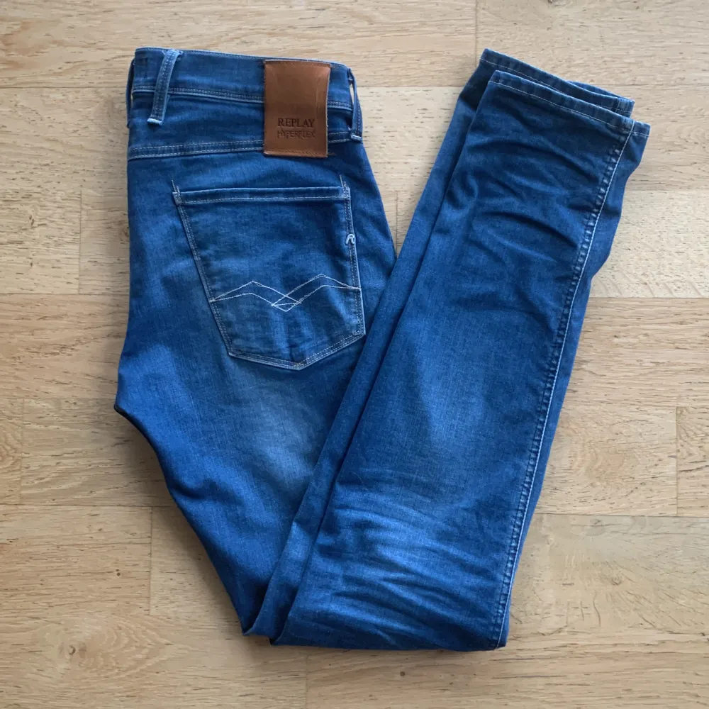 Ett par riktigt schyssta jeans från Replay. Modellen är Anbass. Perfekt skick. Nypris ca 1499. Köp för endast 549 (inte fast). Hör av er vid funderingar eller frågor⚜️. Jeans & Byxor.