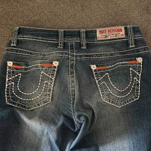 Säljer dessa lågmidjade true religion jeans! Innerbenslängd=81 Mått över midjan= 40cm Osäker på storleken, men passar mig som är 1,70 och vanligtvis har 34/36 i jeans!  Pris kan diskuteras, vid fler frågor kom privat 💕