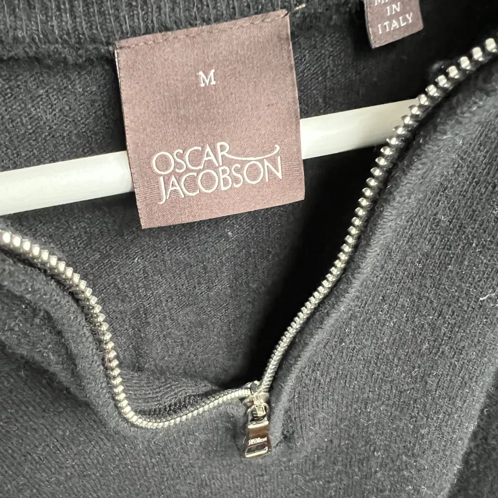 Snygg svart half-zip i cashmere från Oscar Jacobson i gott skick. Storlek M.. Tröjor & Koftor.