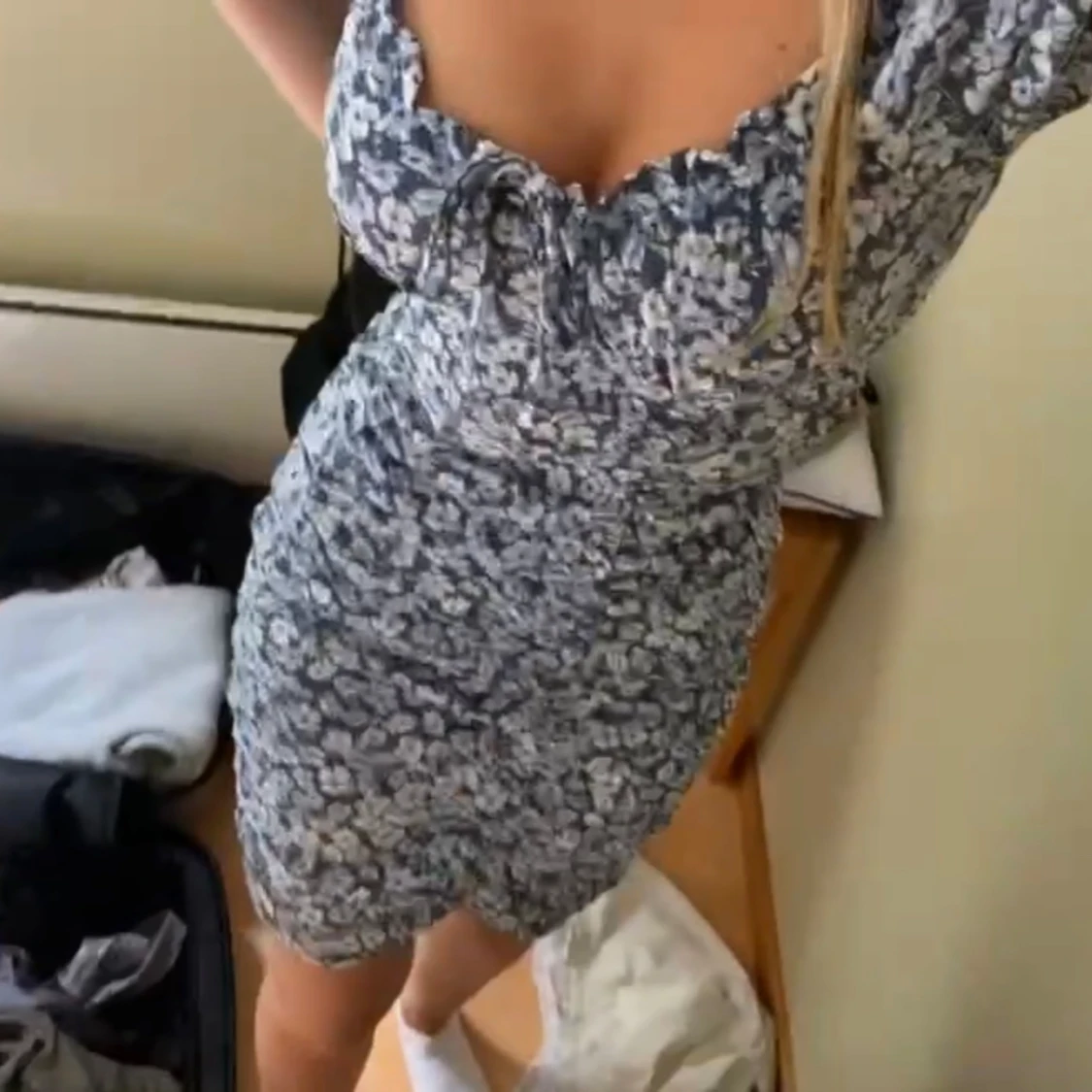 Blå blommig klänning 