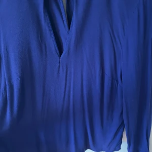 Blus  - En blus i en härlig blå färg . Använd på en konferens, inga anmärkningar. Den behöver bara strykas.  🌸märke: Mango 🌸storlek: L ( jag upplever den som M)  🌸material: tyvärr klippt bort lappen men gissar på crepe  