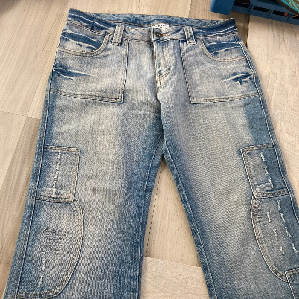 Så snygga lågmidjade bootcut jeans med coola fickor och detaljer! Fint söm och dem sitter så snyggt💝. Jeans & Byxor.