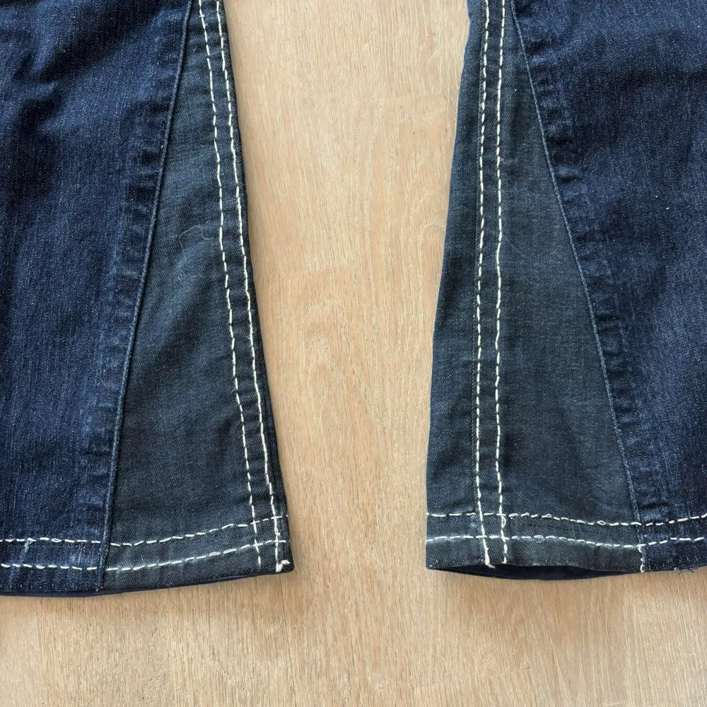 Ett par as coola omsydda (till bootcut) lågmidjade true religion jeans! Jag är öppen för att diskutera priset!!🥰🥰. Jeans & Byxor.