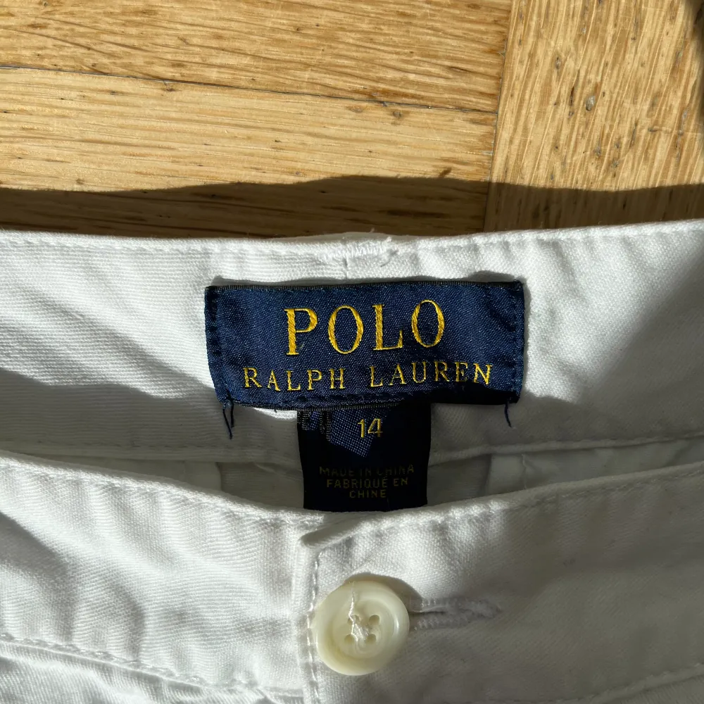 | Polo Ralph Lauren | Vita shorts | Tillverkad i Bomull | 14 år | Ny skick, inga defekter | Nypris: 1095 kr |. Shorts.