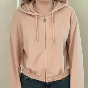 Rosa hoodie från Devided i storlek M🪷 Hoodien är i bra skick. Den är croppad men ändå ganska lång! 