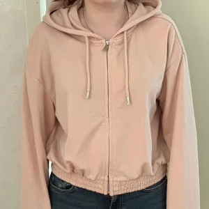 Rosa croppad hoodie  - Rosa hoodie från Devided i storlek M🪷 Hoodien är i bra skick. Den är croppad men ändå ganska lång! 