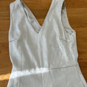 Byxdress Hm - Undrar byxdress från HM, använd endast 2 ggr! Övre delen har paljetter, så snygg!