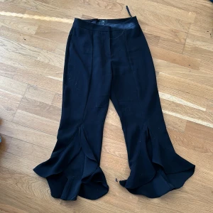 Piratbyxa - Superfina byxor med volang från river island, piratbyxa  Fint skick! 