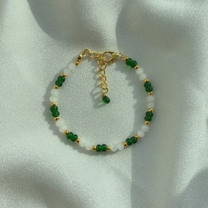 Pärlarmband 🤍 - Tillgängligt i alla storlekar och i röd färg🤍 Erbjudande:Paketpris: 3 blommiga armband med ett blommighalsband, enkel armband och set ringar för 350kr(ordinarie pris:450kr). Design, färger coh storlek väljer man helt själv, för mer besök vår profil💕