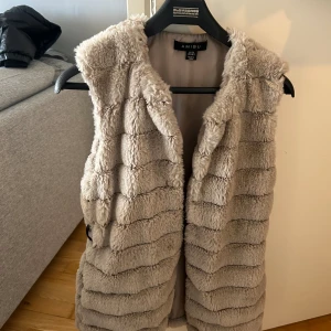 Pälsväst - Bra skick. Använd ett fåtal gånger men har hängt i garderoben senaste tiden. Det är storlek 38 men jag är en small och den passar. 
