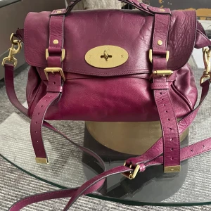 Mulberry väska - Tidlös väska från Mulberry i modellen Alexa. Kommer med dustbag och långt band! Nypris 16000kr