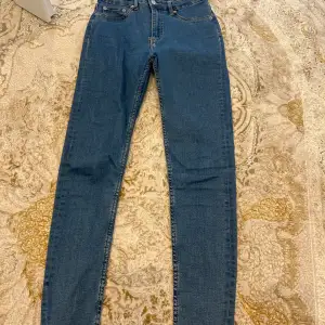 Ett par blåa jeans som är från lager 157. Använd många gånger men är i bra skick. Storlek M. Original priset 200kr säljer för 80kr