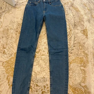 Jeans  - Ett par blåa jeans som är från lager 157. Använd många gånger men är i bra skick. Storlek M. Original priset 200kr säljer för 80kr