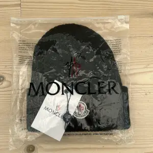 Moncler mössa Praktiskt taget 1:1 Kontakta om du är intresserad Använd typ en gång