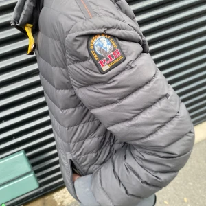 Parajumper jacka  - Snygg jacka inga defekter skickar snabbt vid köp byten funkar pris kan diskuteras och byten funkar storlek s lite stor i storleken 