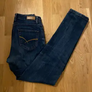 Säljer ett par jeans som är i storleken Slim. Skick 7/10 