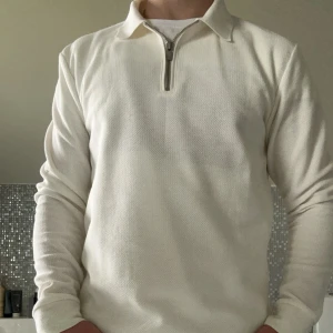 Jack & Jones half zip - En riktigt fet half zip från jack & jones i strlk S | modellen är 170 | säljes då den ej kommer till användning | ny pris = 400 | mitt pris = 250 | skriv gärna vid frågor och funderingar😄