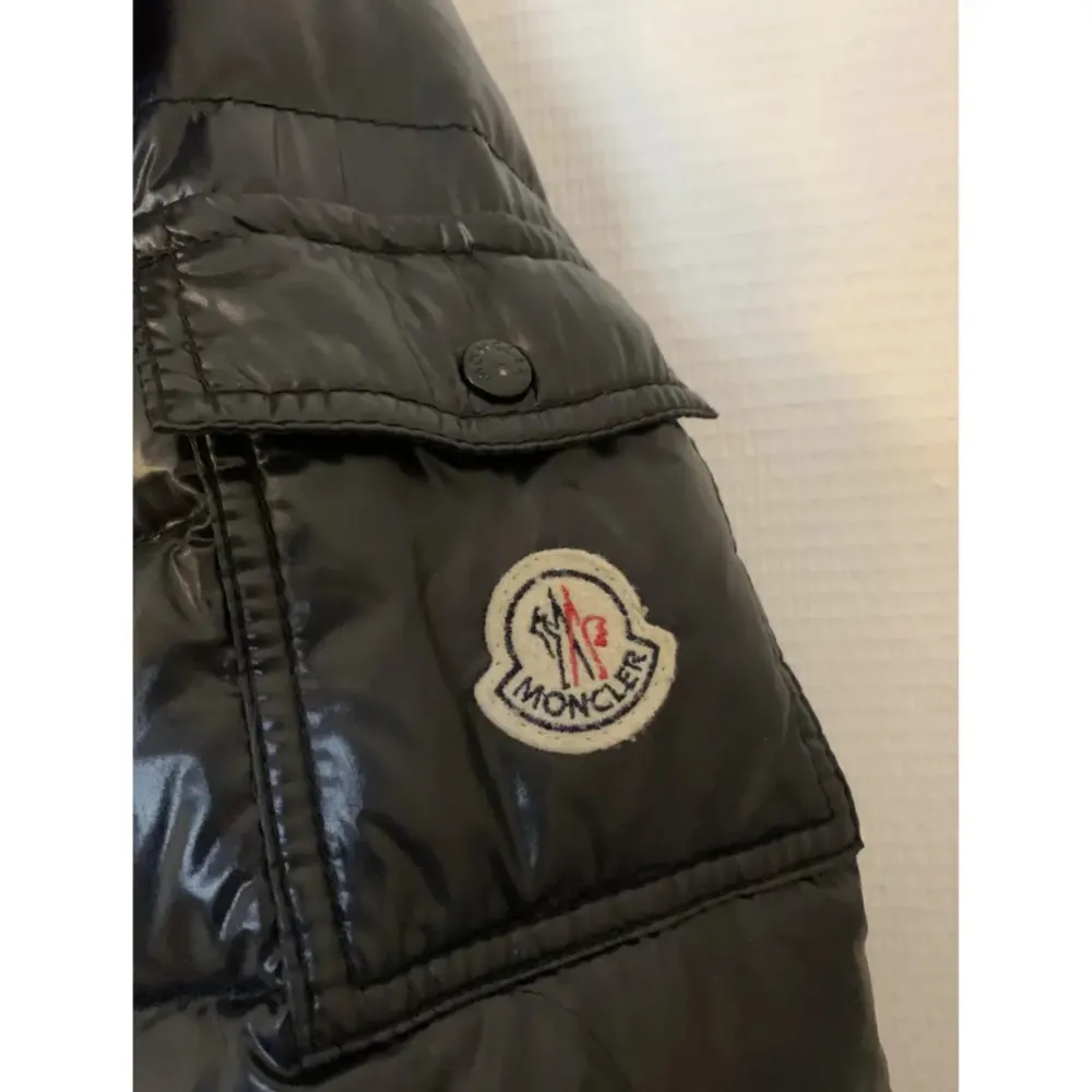 Moncler puffer jacket i bra skick för ett nedsatt pris. Använd ett fåtal gånger och. Äkta såklart.. Jackor.