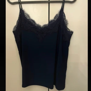 Marinblått linne med spets  - I storlek Xs men skulle säga att den sitter mer som en S, säljer då den aldrig kommer till användning!💓