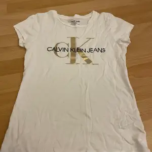 Säljer en vit Calvin Klein t shirt.