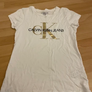 T shirt - Säljer en vit Calvin Klein t shirt.