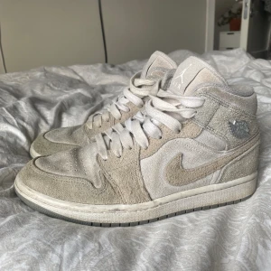 Air Jordan 1 Mid SE Grey Fleece sneakers - Säljer dessa ass snygga jordans. Storlek 40💞 Pris kan diskuteras vid snabb affär. Medföljer dock ingen kartong till då jag ej fann den. Pris kan diskuteras!💞