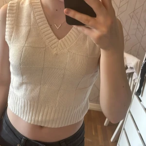 Vit stickad väst - Vit stickad vöst från H&M divided i storlek Xs. Knappt använd och bra skick.