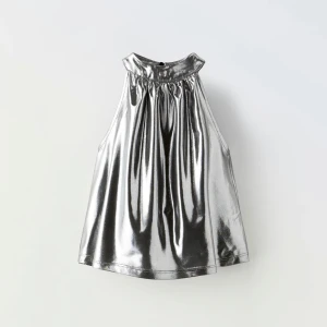 Silver metallic - Skit snygg fest topp från zara, använd 2 gånger!!