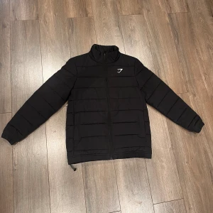 Gymshark jacka ny. - Supersnygg jacka från gymshark.  Storlek S men ganska stor.  Bara testad. 