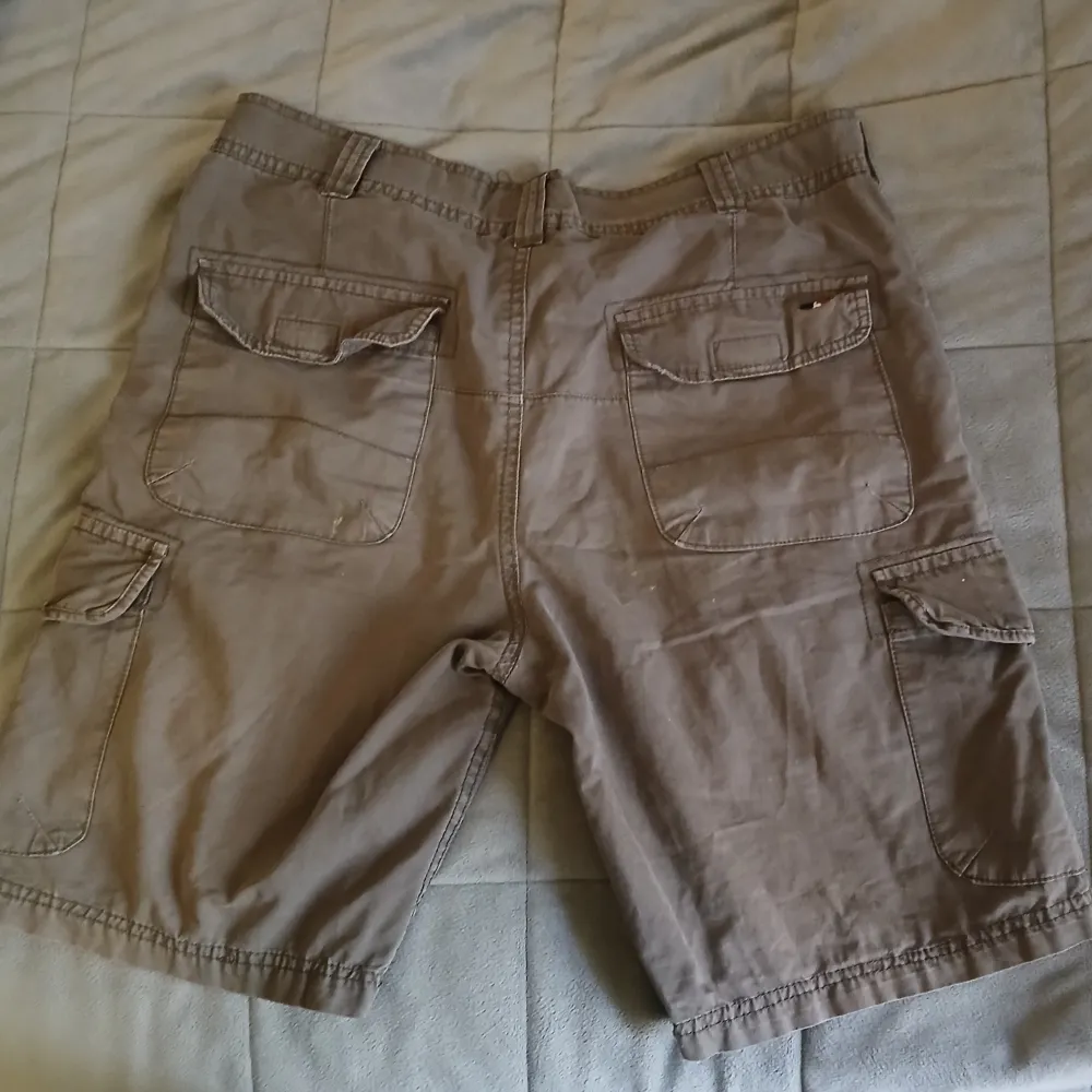 Super snygga cargo shorts nu när sommar börjar närma sig, köpte dessa i spainen förra året och dem är välandvända, därav några fläckar som jag ej vet om de går bort i tvätten(bild 4 och 5) annars i bra skick med inga hål. Midjemått rakt över är 41cm💖. Shorts.