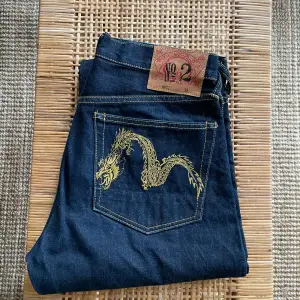 Säljer ett par nästan helt nya jeans från Evisu.  W30 herrjeans men funkar även som unisex. Skulle säga att längd är ca L32. 100 bomull, rådenim. Hade gärna behållt men inser att de inte används.